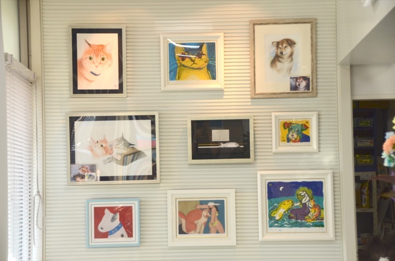 受付横の絵画コーナー